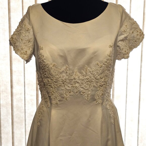 Amour Collection White Embordered Wedding Dress 14 - Picture 2 of 9